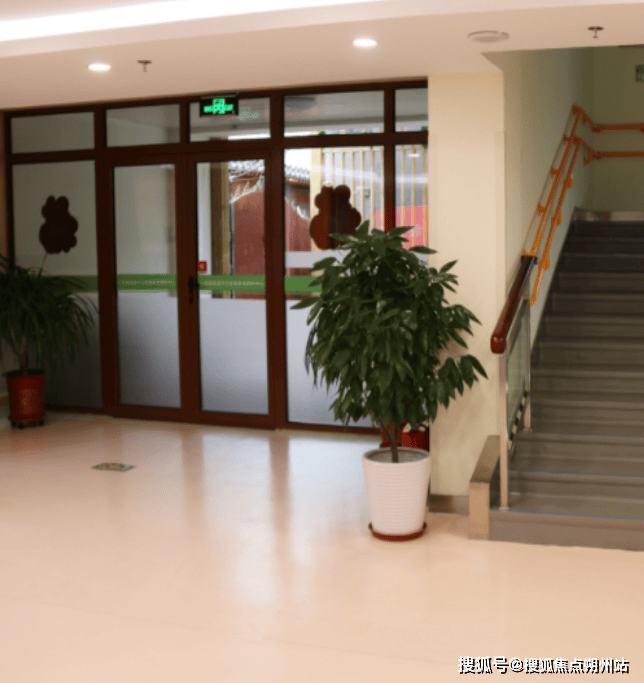 老照料中心价格明细设施环境考察路线-北京高品质养老推荐CQ9电子游戏2025年北京市西城区什刹海乐老汇华方养(图2)